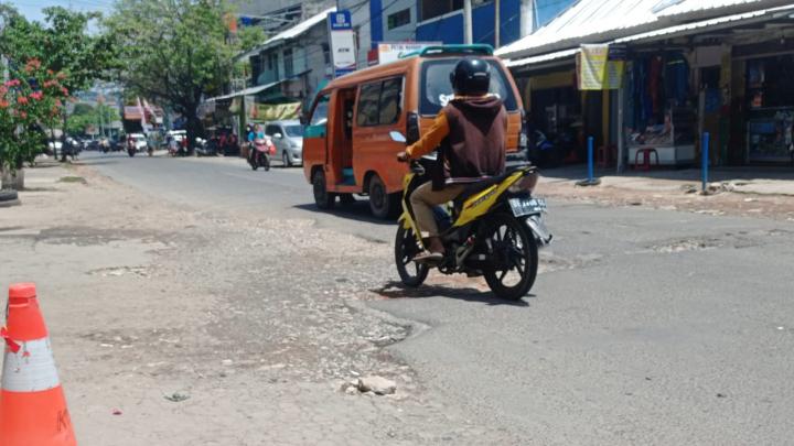 Warga Keluhkan Jalan Di Bandar Lampung Rusak Parah, Bikin Bahaya Pengendara